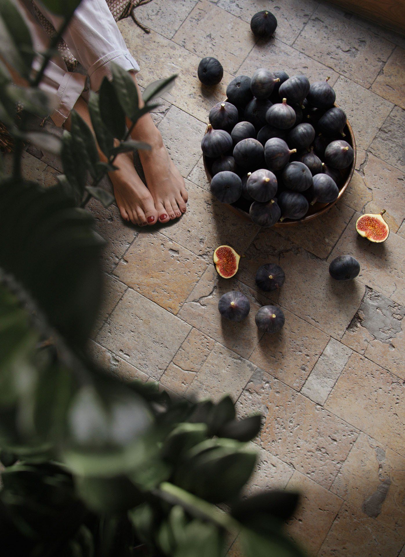 Photorealistic CGI rendering of figs on a textured floor,