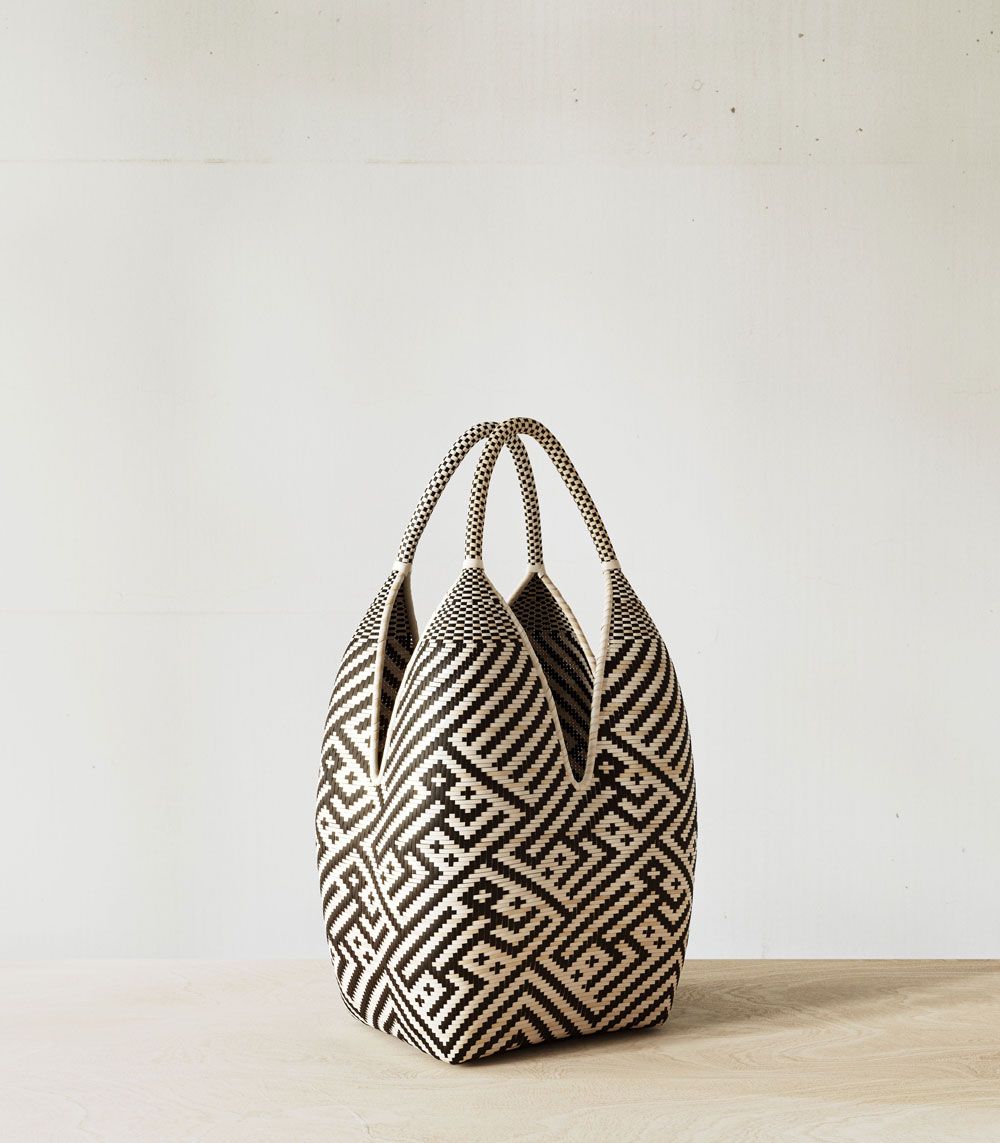 Photorealistic 3D rendering of a designer bag showcasing intricate patterns, highlighting 3D product modeling and visualization.
